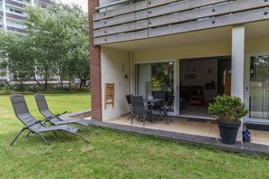 Outdoor dining - Holiday Apartment "Villa Anna ll 73" with Wi-Fi, Garden & Terrace (Sankt Peter Ording)