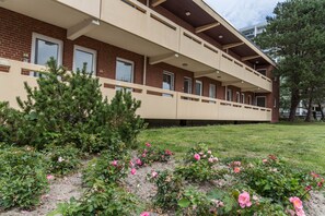 Exterior detail - Holiday Apartment "Villa Anna ll 73" with Wi-Fi, Garden & Terrace (Sankt Peter Ording)