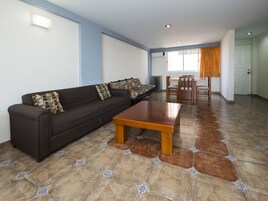 Suite junior | Sala de estar | Televisión de 21 pulgadas con canales por satélite