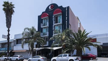 Vista frontal de la propiedad