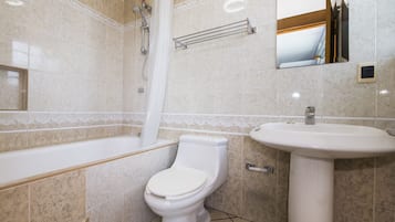 Tina y regadera independientes, amenidades de baño gratuitas, toallas