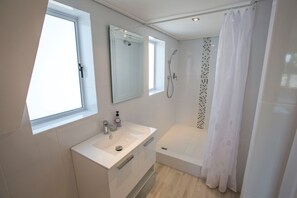 Dusche, Haartrockner, Handtücher, Toilettenpapier