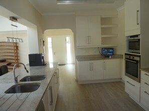 ثلاجة، ميكروويف، فرن، موقد طهي مسطح