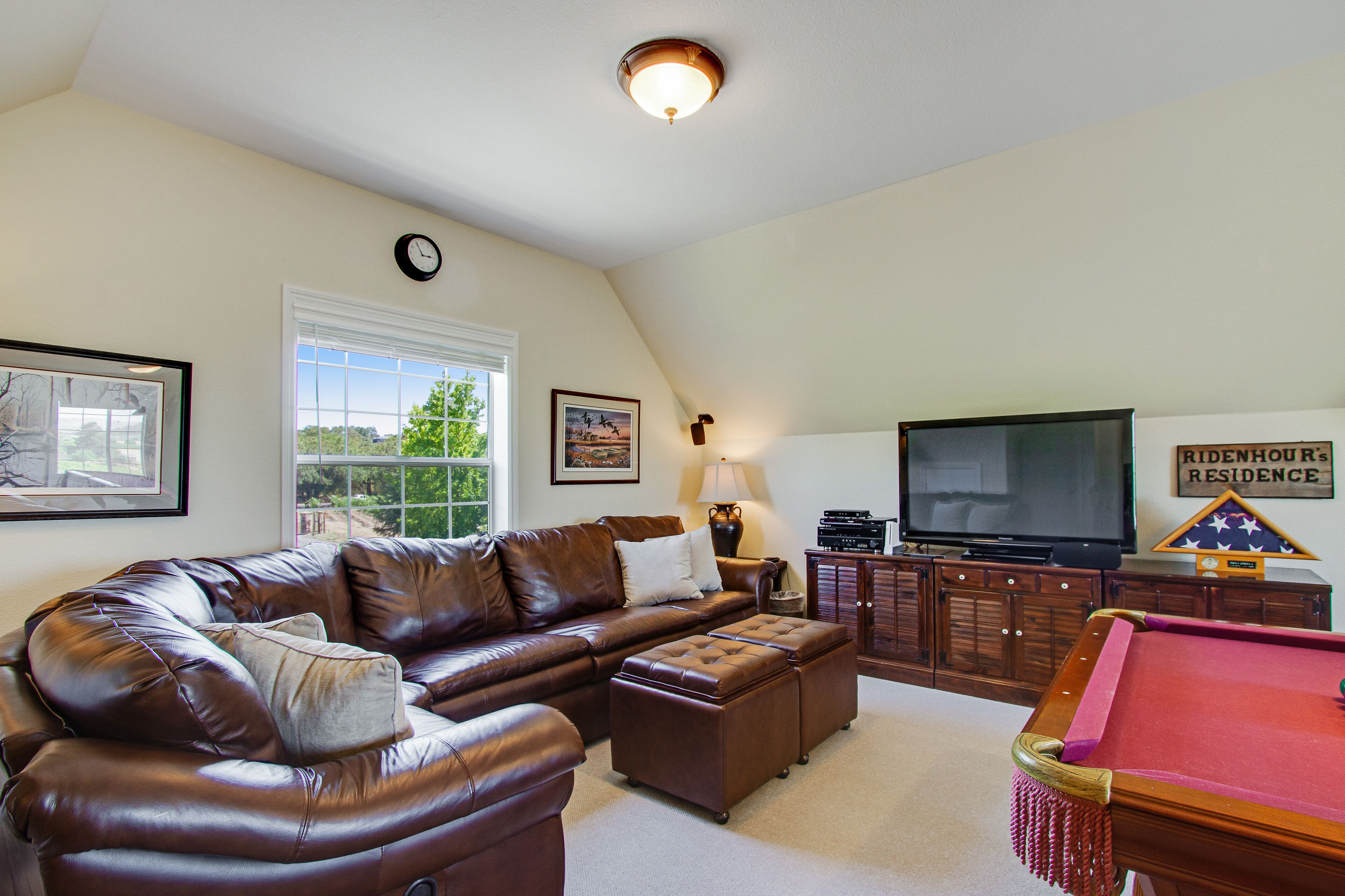 Dog-friendly home on 10 acres w/private hot tub, English garden, patio