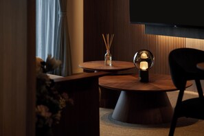 Suíte luxo | Quartos à prova de som, ferros/tábuas de passar roupa, Wi-Fi de cortesia