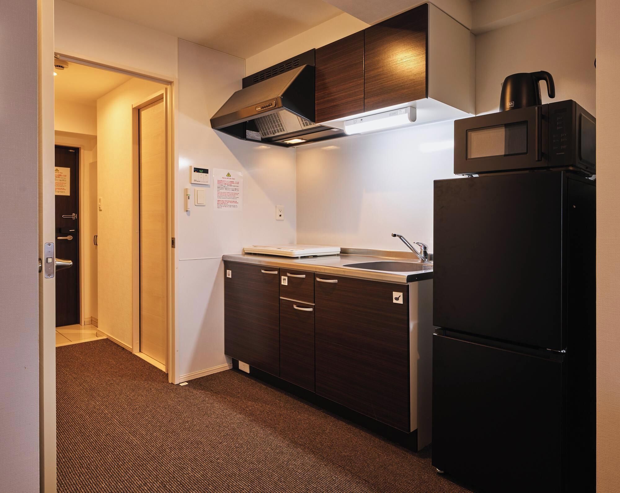 Triple Room | Private kitchen | Fridge, microwave, cookware/dishes/utensils, freezer