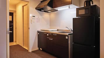 Triple Room | Private kitchen | Fridge, microwave, cookware/dishes/utensils, freezer