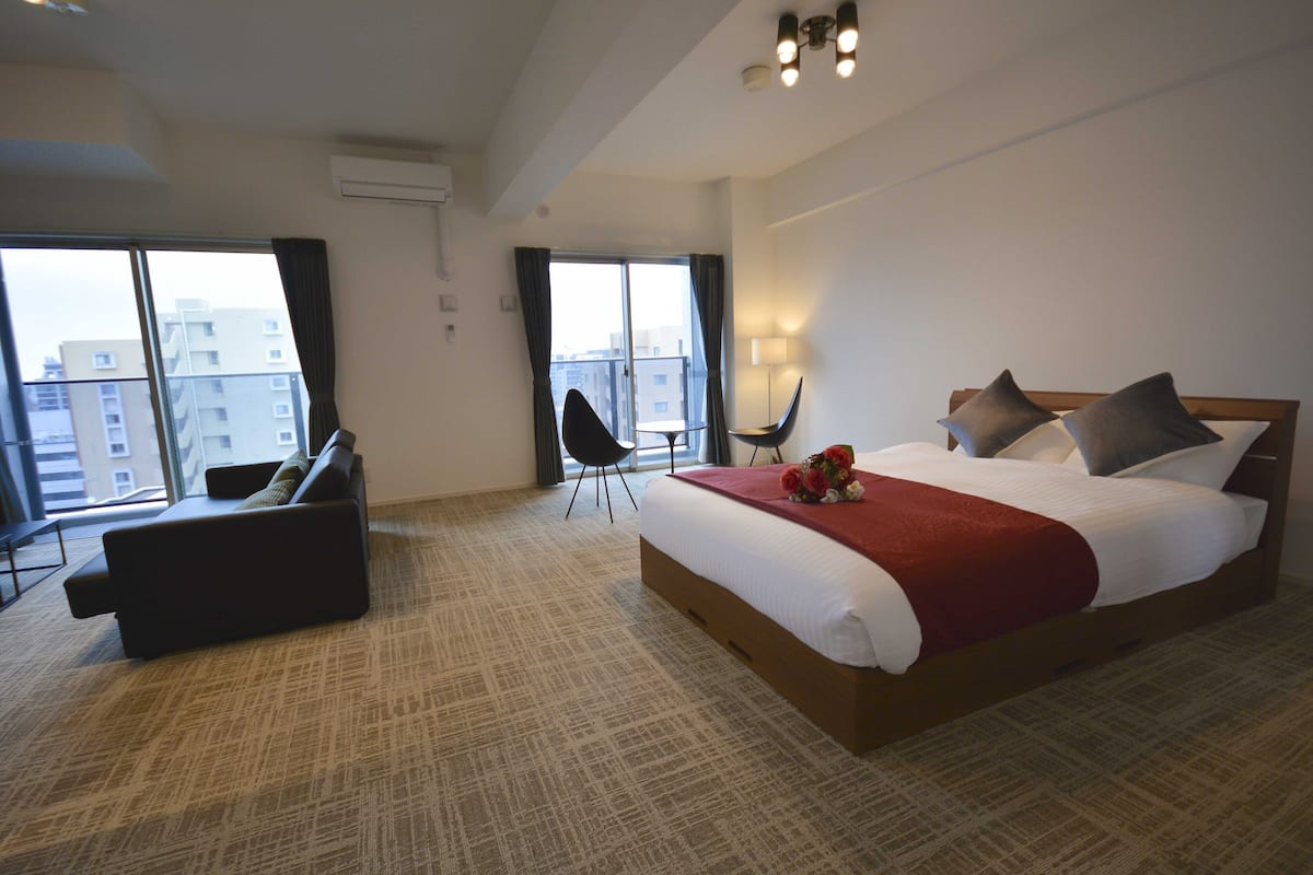 Premium bedding, soundproofing, iron/ironing board, free WiFi