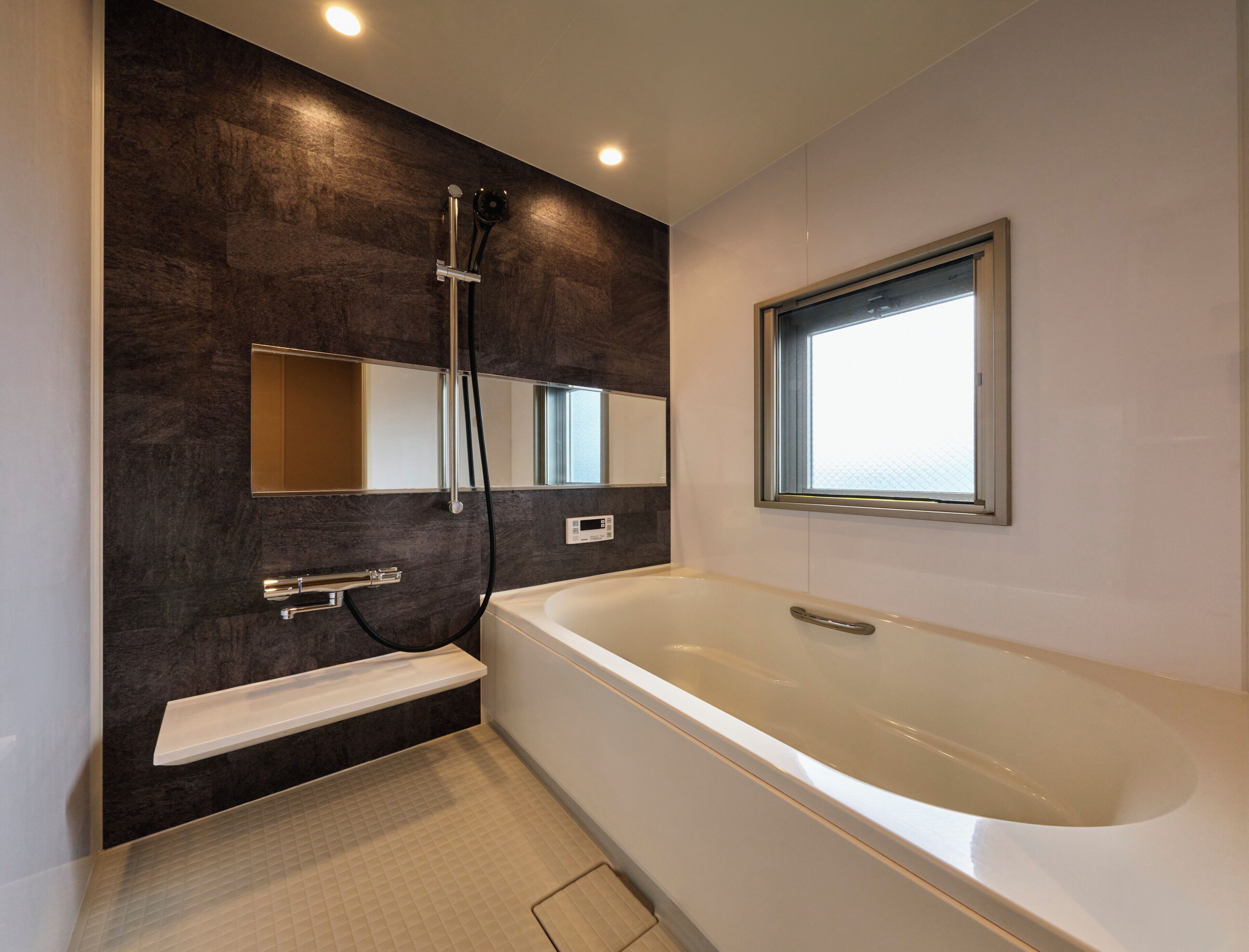 Deluxe suite | Badkamer | Een aparte badkuip en douche, gratis toiletartikelen, een haardroger