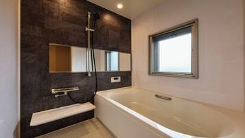 Suite Deluxe | Salle de bain | Baignoire et douche séparées, articles de toilette gratuits