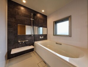 Deluxe suite | Badkamer | Een aparte badkuip en douche, gratis toiletartikelen, een haardroger