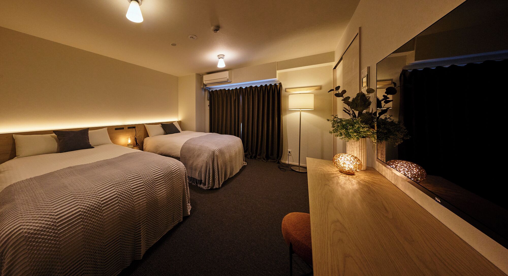 Habitación básica con 2 camas individuales | Insonorización, tabla de planchar con plancha y wifi gratis 