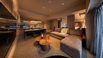 Deluxe Suite | Soundproofing, iron/ironing board, free WiFi, bed sheets