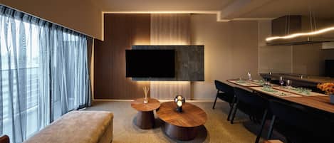 Deluxe Suite | Soundproofing, iron/ironing board, free WiFi, bed sheets