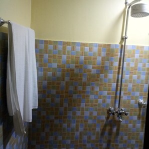 Shower, rainfall showerhead, free toiletries, slippers - Links Guest House (Nakuru)
