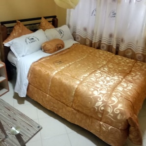 Enkeltrom – deluxe | Skrivebord, blendingsgardiner, strykejern/-brett og wi-fi (inkludert)