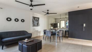 Departamento, 2 habitaciones | Área de sala de estar | Televisión de 21 pulgadas con canales vía satélite