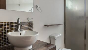 Departamento, 2 habitaciones | Baño | Regadera, amenidades de baño gratuitas, toallas, jabón