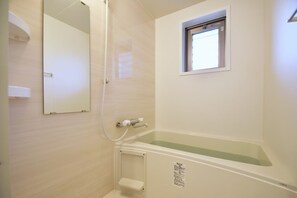 Apartment | Bathroom | Combined shower/bathtub, free toiletries, hair dryer, slippers - SHIGUWA ONNA Mishuku Onna 1F (Onna)