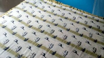 Double Room | Desk, bed sheets