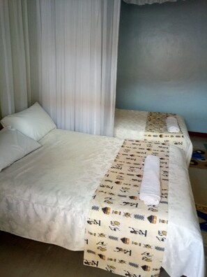 Escritorio y ropa de cama 