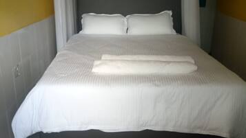 Single Room | Desk, bed sheets