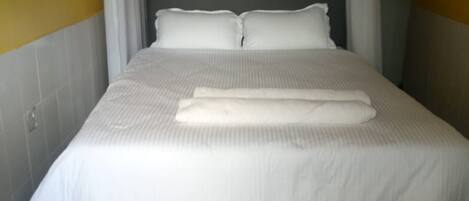 Quarto solteiro | Escrivaninha, roupa de cama