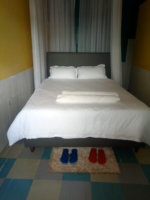 Einzelzimmer | Schreibtisch, Bettwäsche