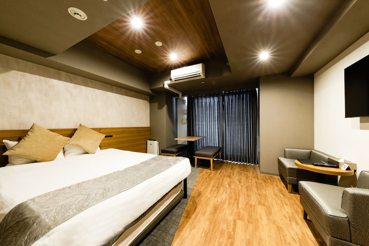 Kamar Double Standar, Bebas Asap Rokok | Seprai premium, selimut bulu angsa, busa memori, dan brankas