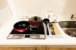 Tủ lạnh nhỏ, lò vi sóng, bếp nấu, ấm điện