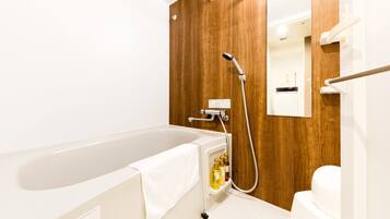 Kombinasi shower/bathtub dan perlengkapan mandi desainer