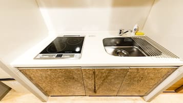 Mini réfrigérateur, micro-ondes, plaque de cuisson