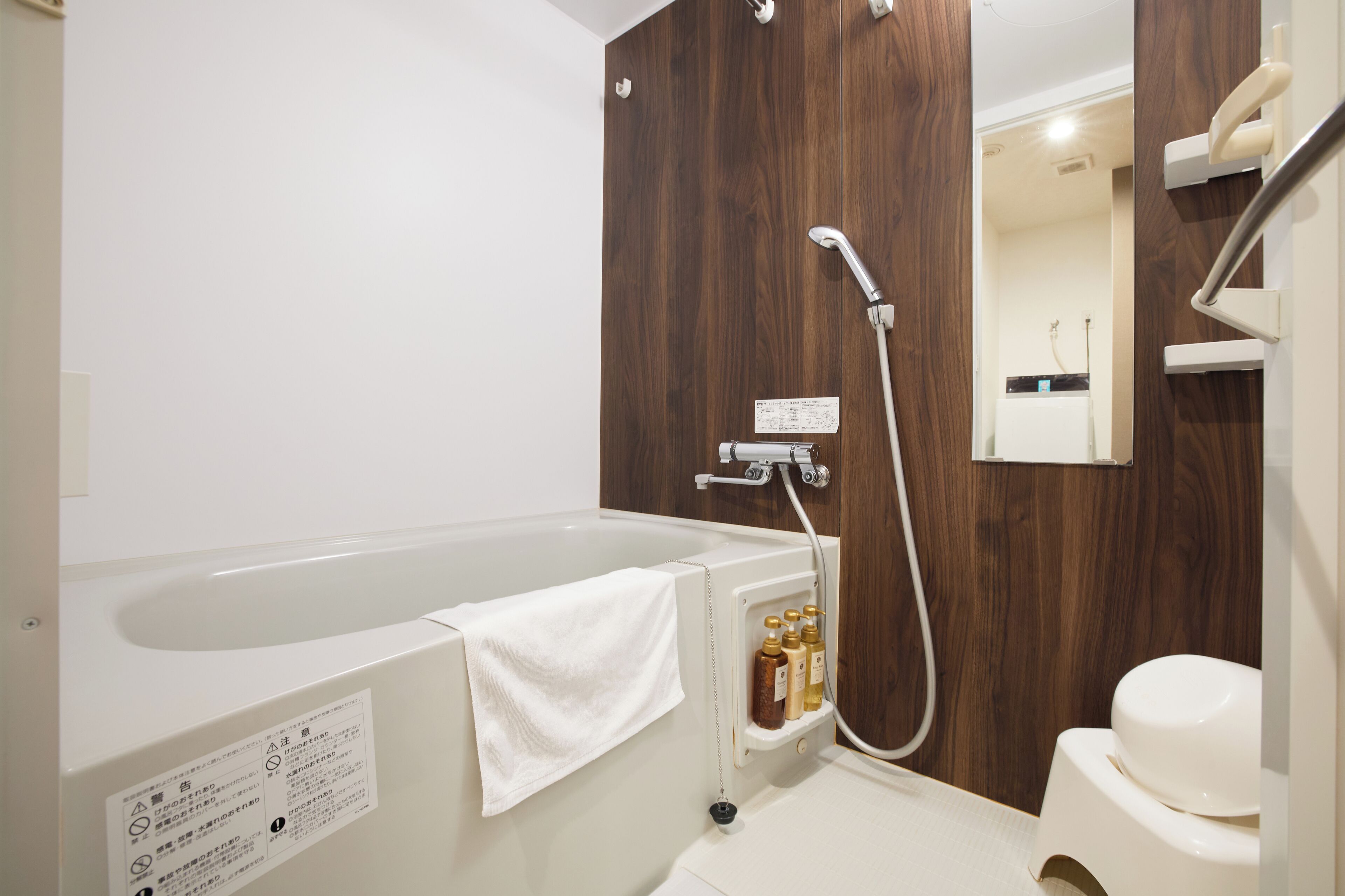 Duschwanne, kostenlose Toilettenartikel, Haartrockner, Bademäntel