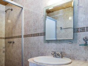 Standard Room | Bathroom | Shower, towels, soap, shampoo - Capital O Paraje Santa Cruz (Bocoyna)