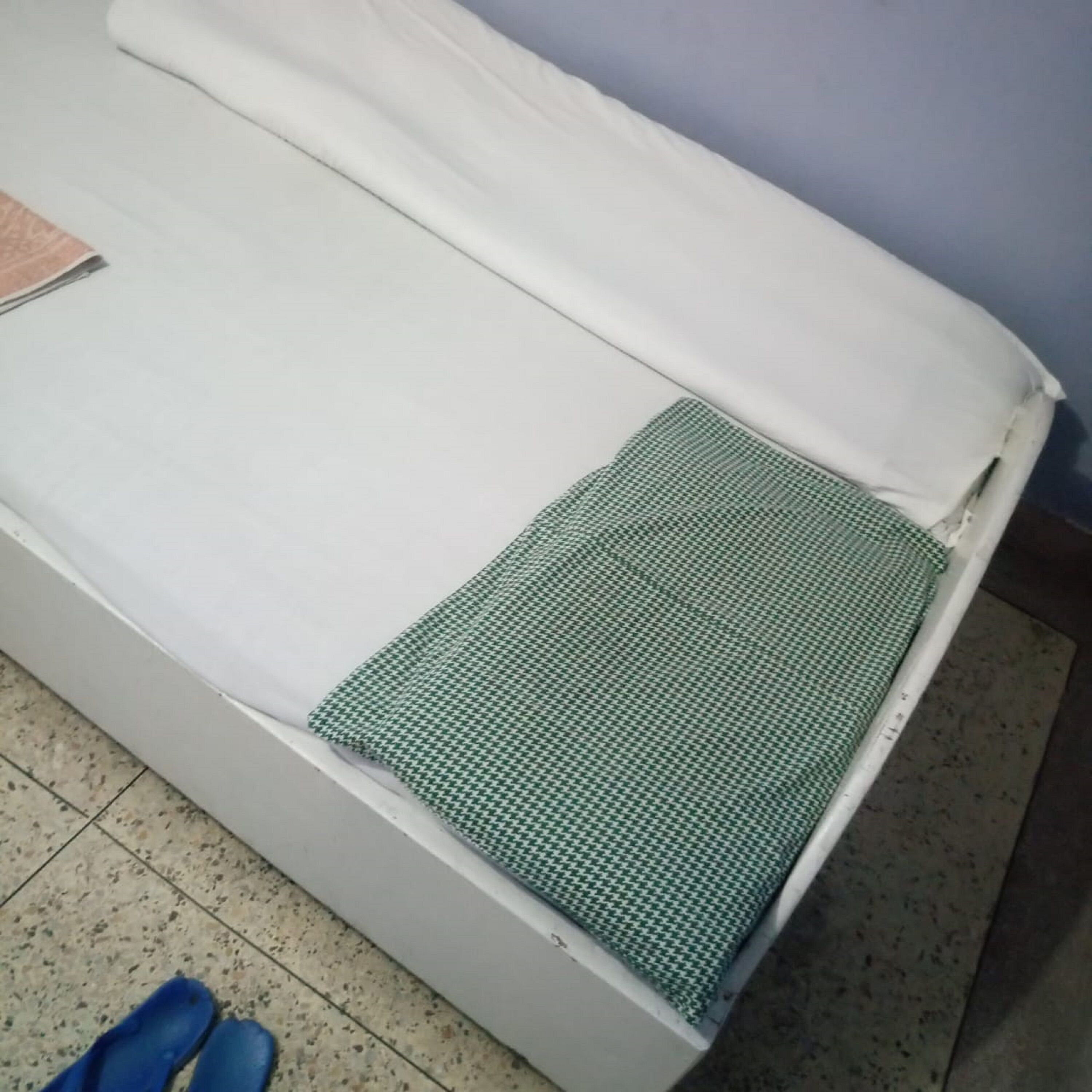 Single Room | Desk, bed sheets