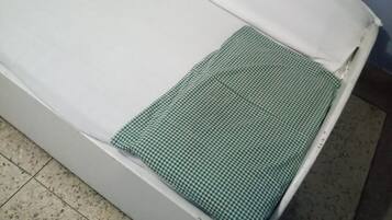 Single Room | Desk, bed sheets
