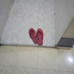 Shower, rainfall showerhead, slippers, towels - Huruma Lodge (Gilgil)