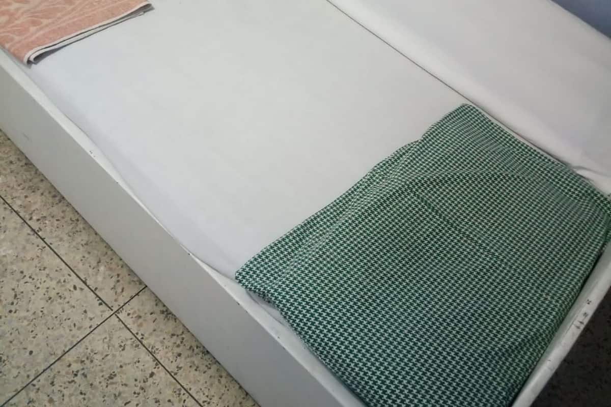 Tweepersoonskamer | Een bureau, beddengoed