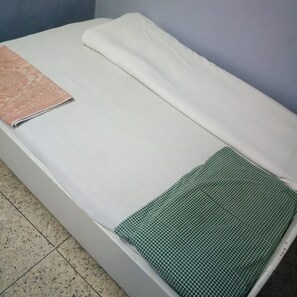 Habitació doble | Escriptori i roba de llit 