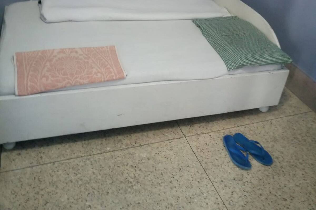 单人房 | 办公桌、床单