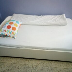 مكتب وملاءات أسرّة