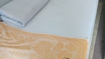 Chambre Simple | Bureau, draps fournis