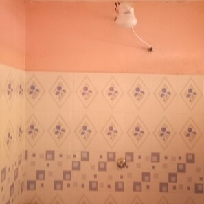 Habitación individual | Baño | Ducha, cabezal de ducha tipo lluvia, zapatillas y toallas