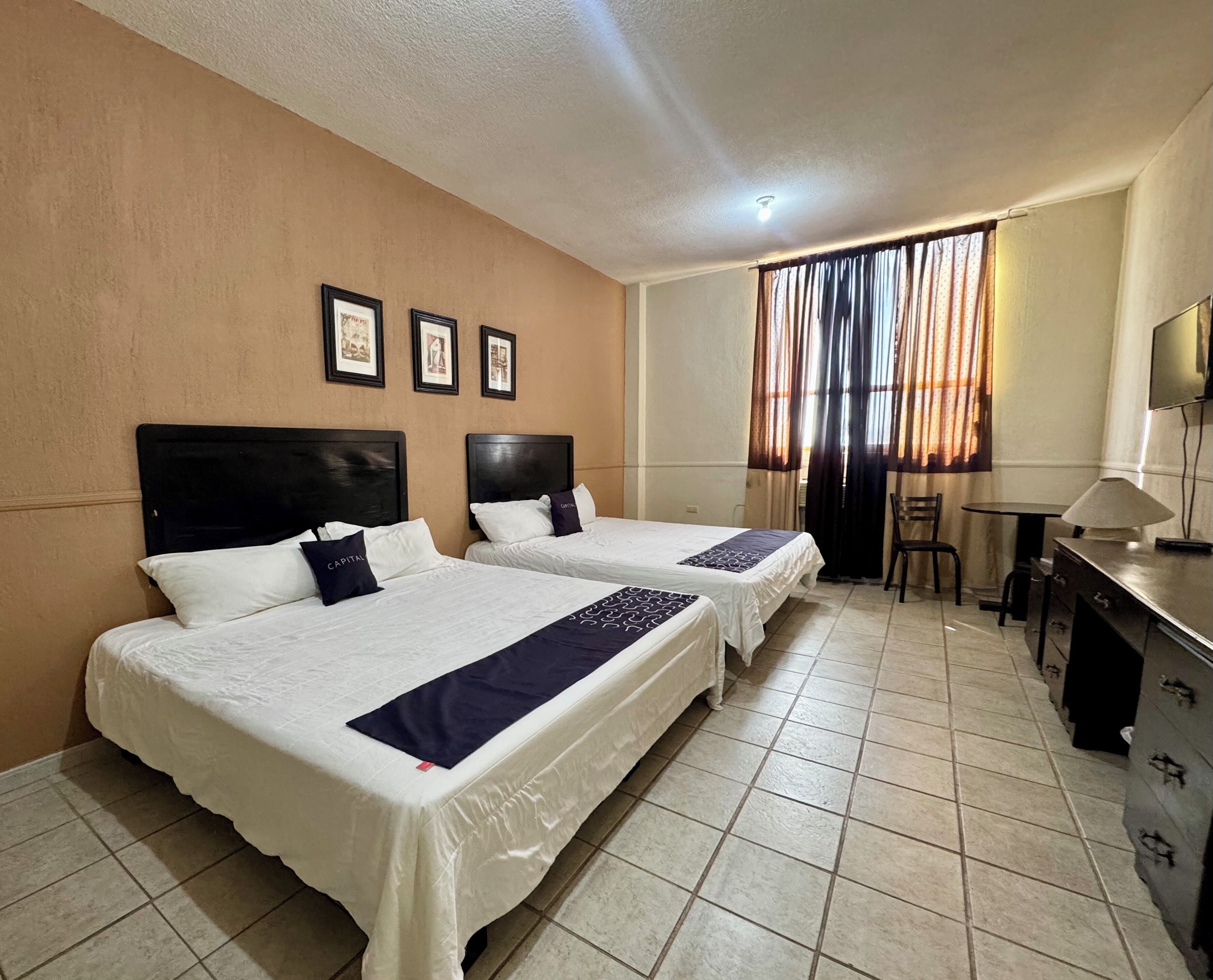 Chambre Familiale | Ameublement personnalisé, fer et planche à repasser, Wi-Fi gratuit