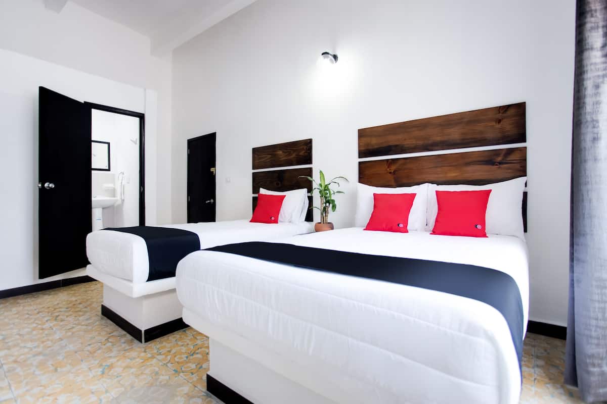Habitación triple estándar, vista a la ciudad | 1 habitación y ropa de cama
