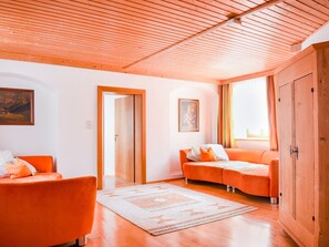 Living room - Beautiful Apartment in Rattenberg by the River (Rattenberg)