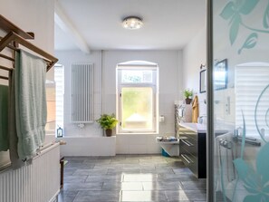 Apartment | Badezimmer | Badewanne, Handtücher