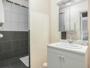 Bathroom - Quaint Holiday Home in Saint James With Garden (Saint-James)