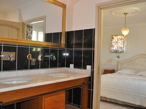 Villa | Badezimmer | Dusche