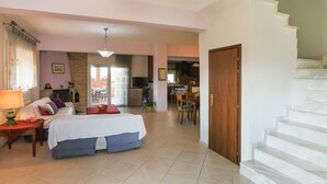 2 bedrooms, bed sheets - Quaint Farmhouse in Plagiari Surrounded With Olive Trees (Thermi)